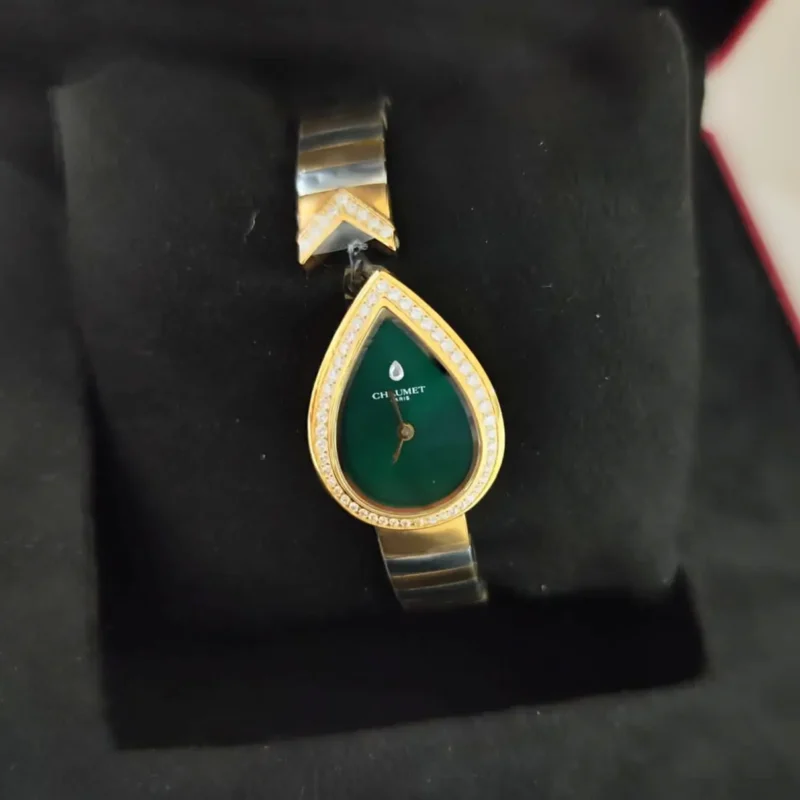 ساعة شوميه خضراء