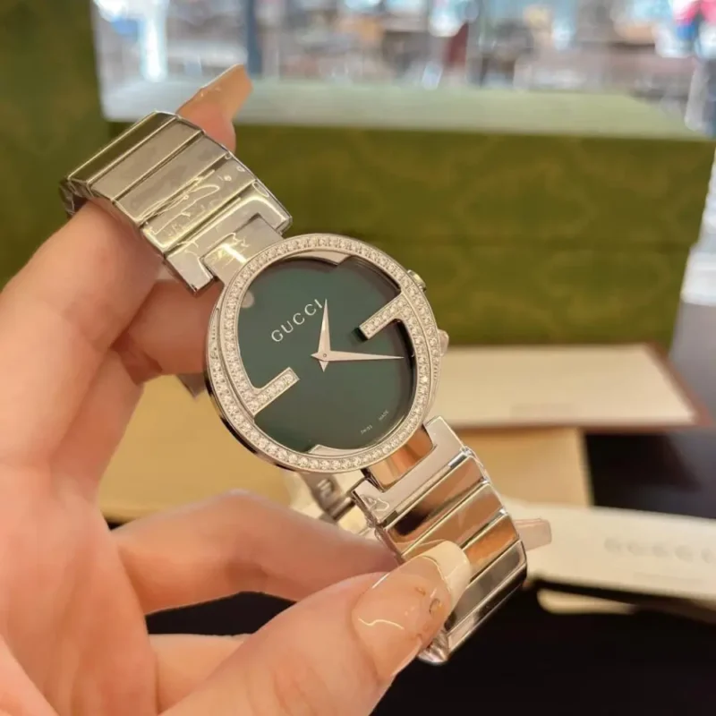 ساعه غوتشي نسائي فضي