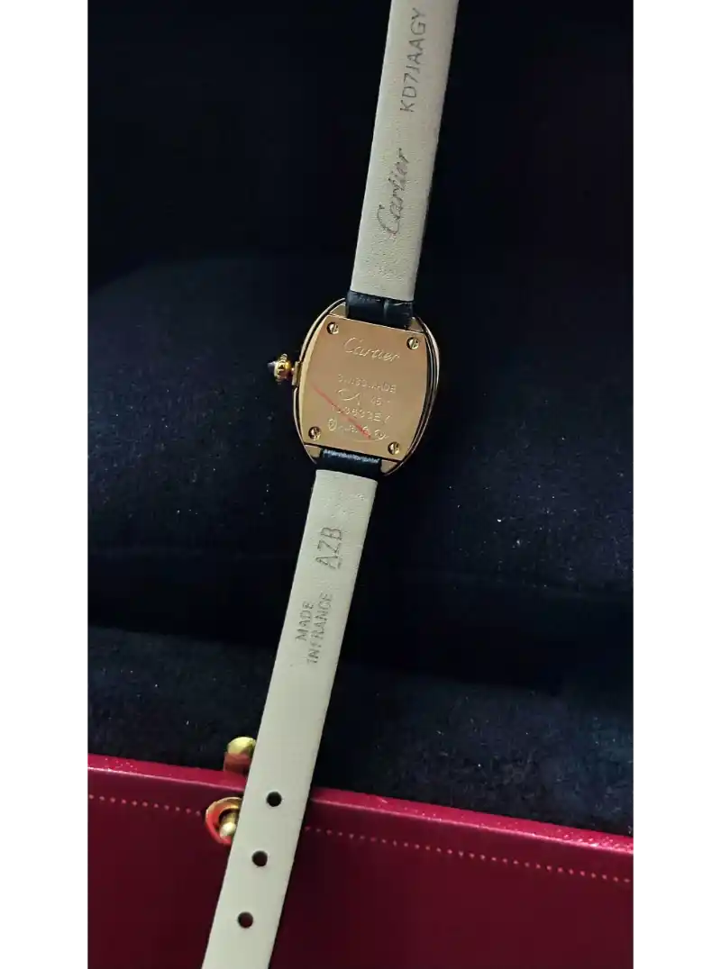 ساعة كارتير نسائي بيضاوي