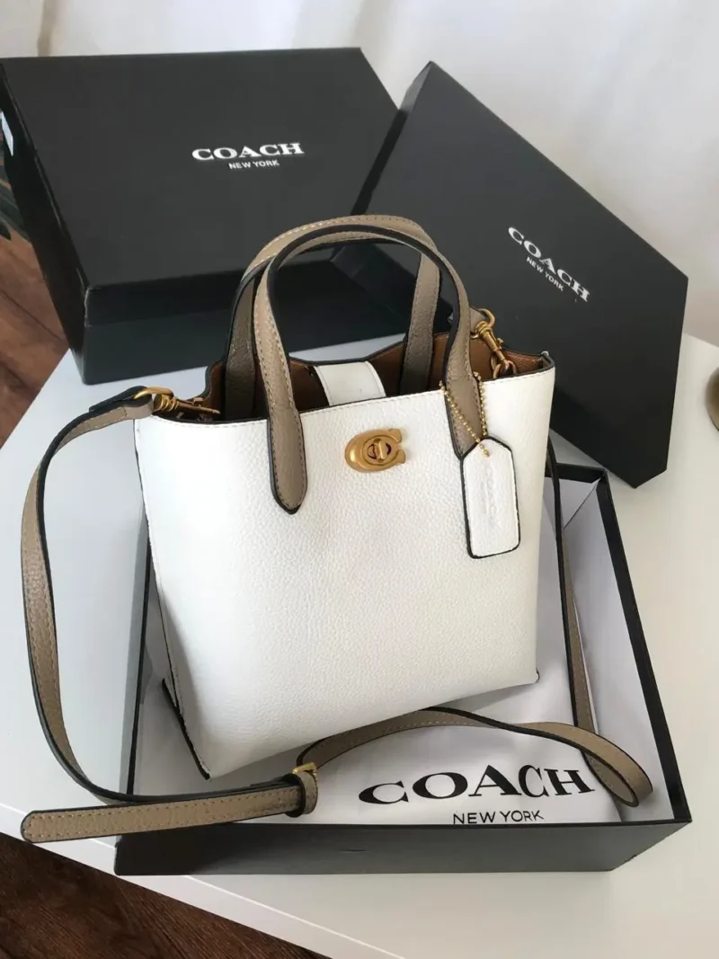 شنطة بيضا كوتش