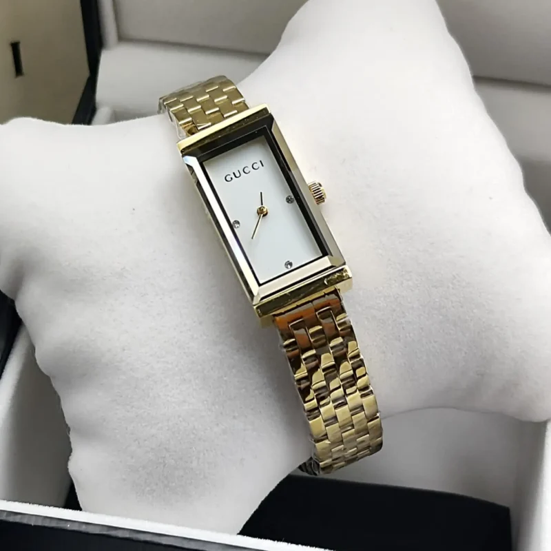 ساعة قوتشي ذهبية صغيرة