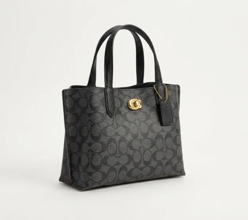 شنطة كوتش سوداء مربعه