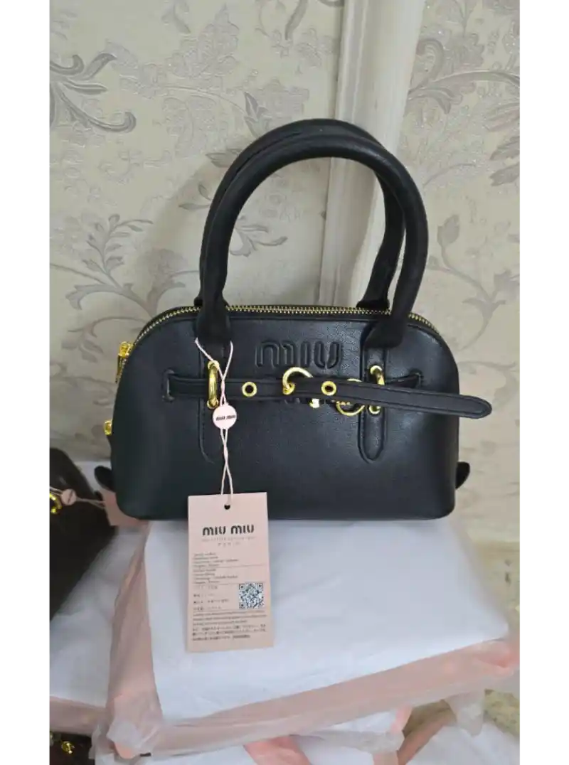 شنطه ميوميو جلد اسود