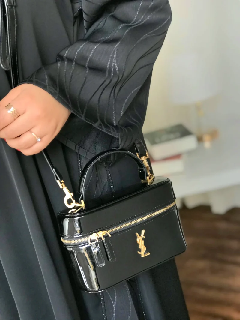 شنطة مكياج سوداء