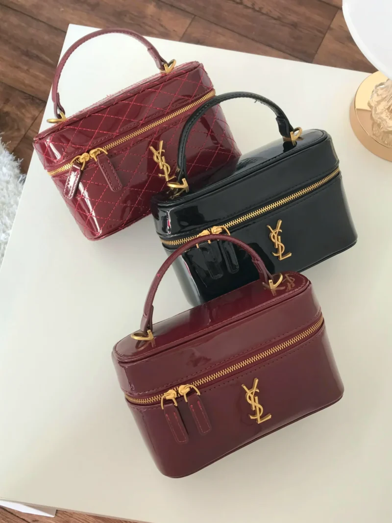 شنط مكياج ماركة سان لوران