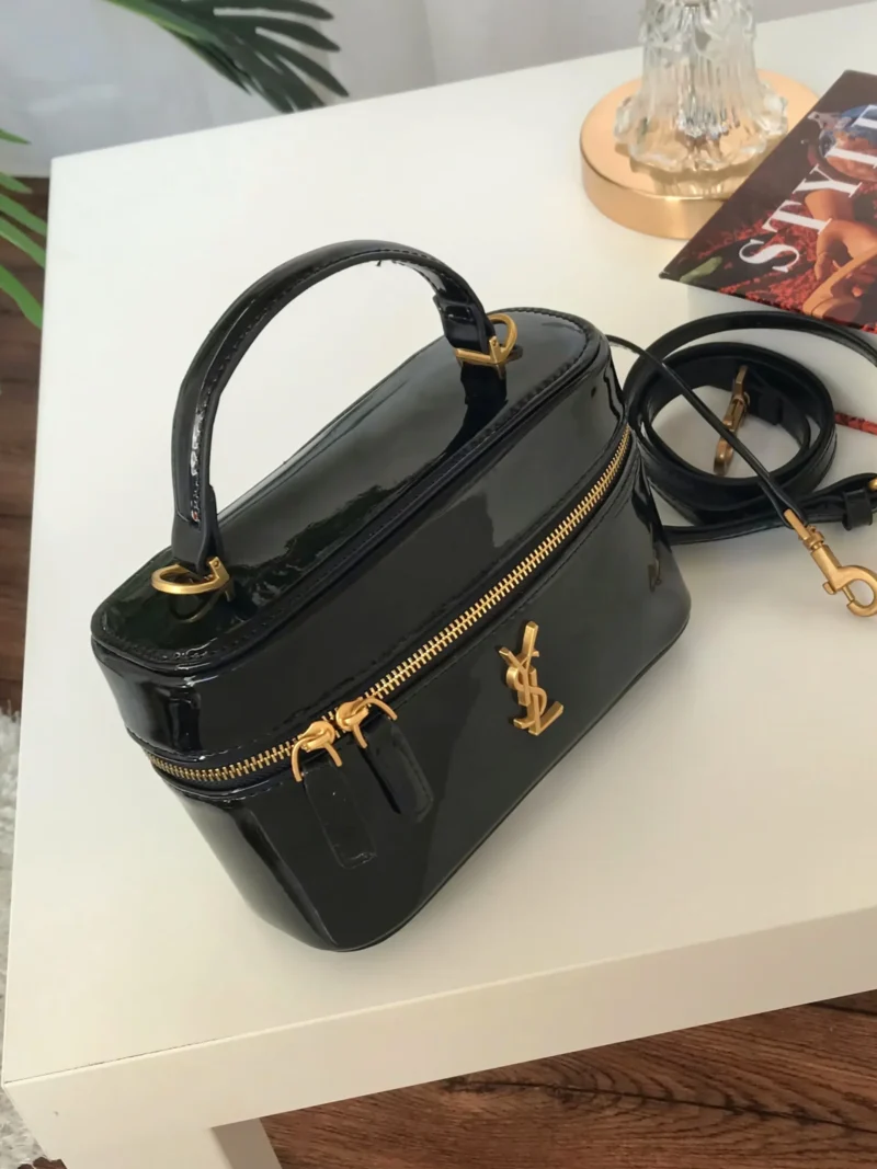 شنطة ميك اب صغيرة