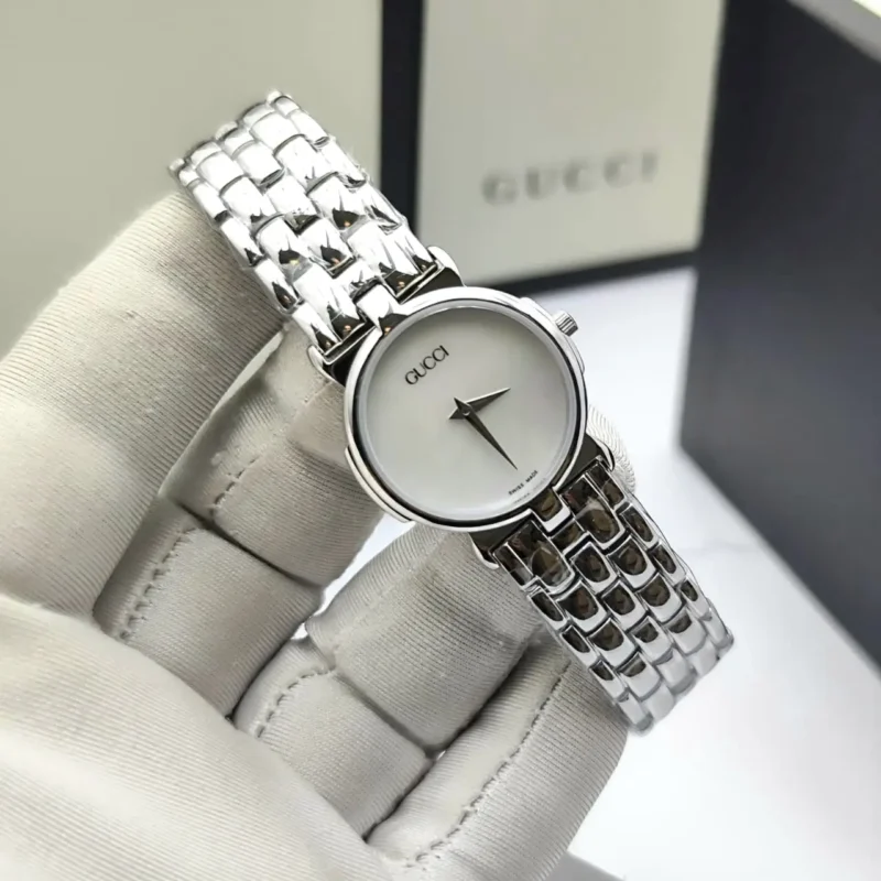 ساعه نسائيه فضي ماركه قوتشي