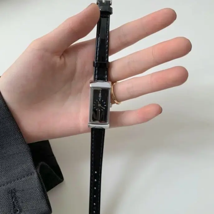 ساعة نسائي ميني جلد