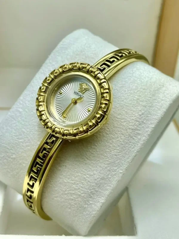 ساعة نسائية على شكل اسوارة