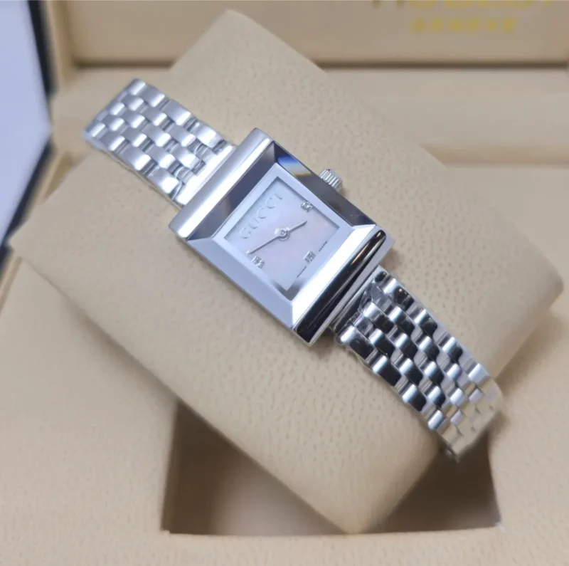 ساعة قوتشي نسائية فضية مربعة