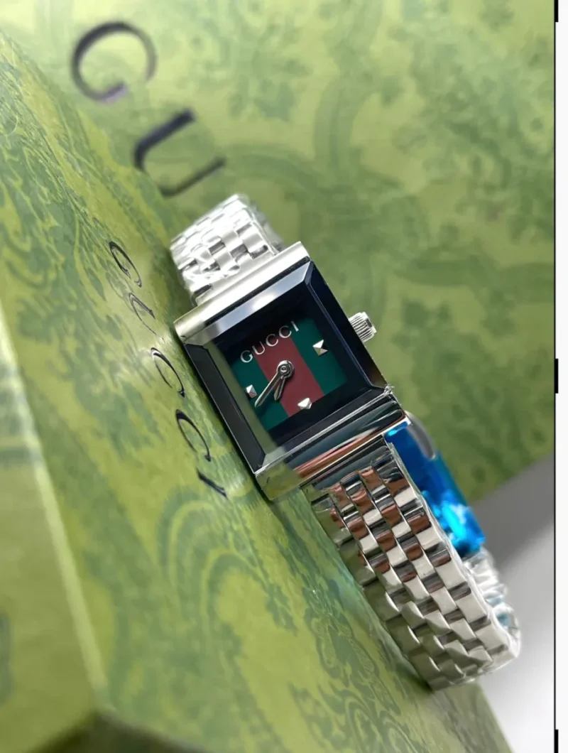 ساعه قوتشي النسائيه المربعه