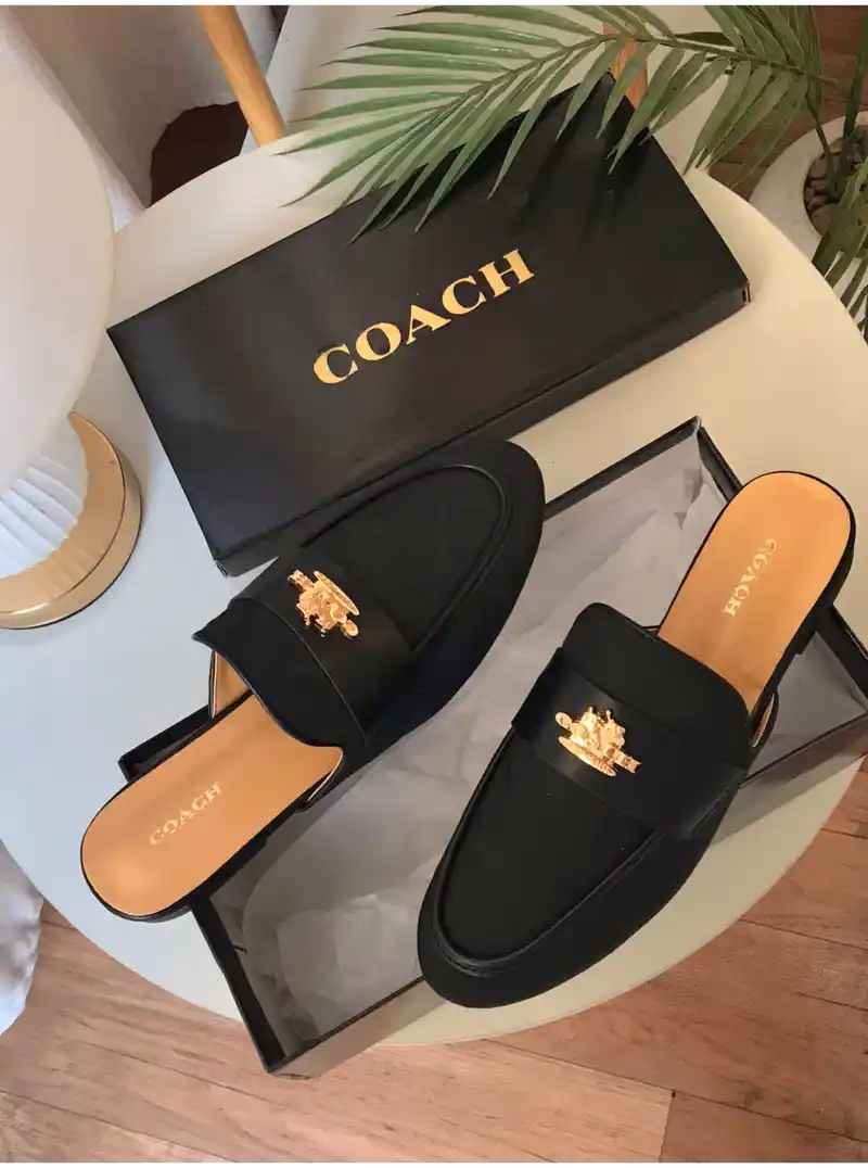 فلات نسائي مفتوح من الخلف