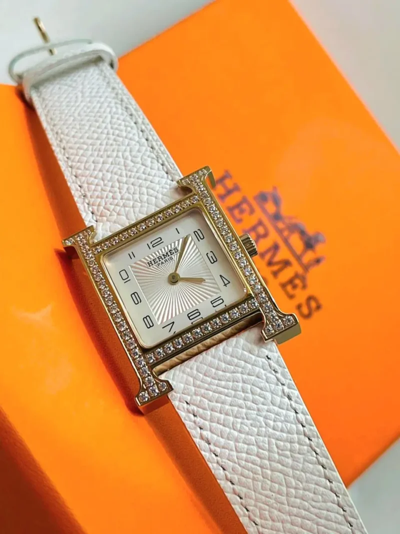 ساعه هرمس نسائي جلد ابيض