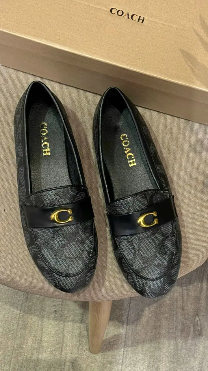 جزمة كوتش سوداء نسائية