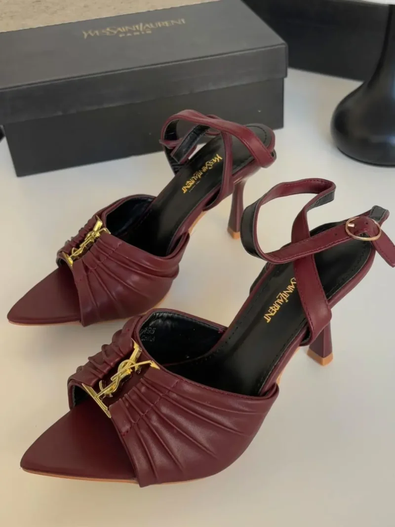 كعب عنابي مفتوح