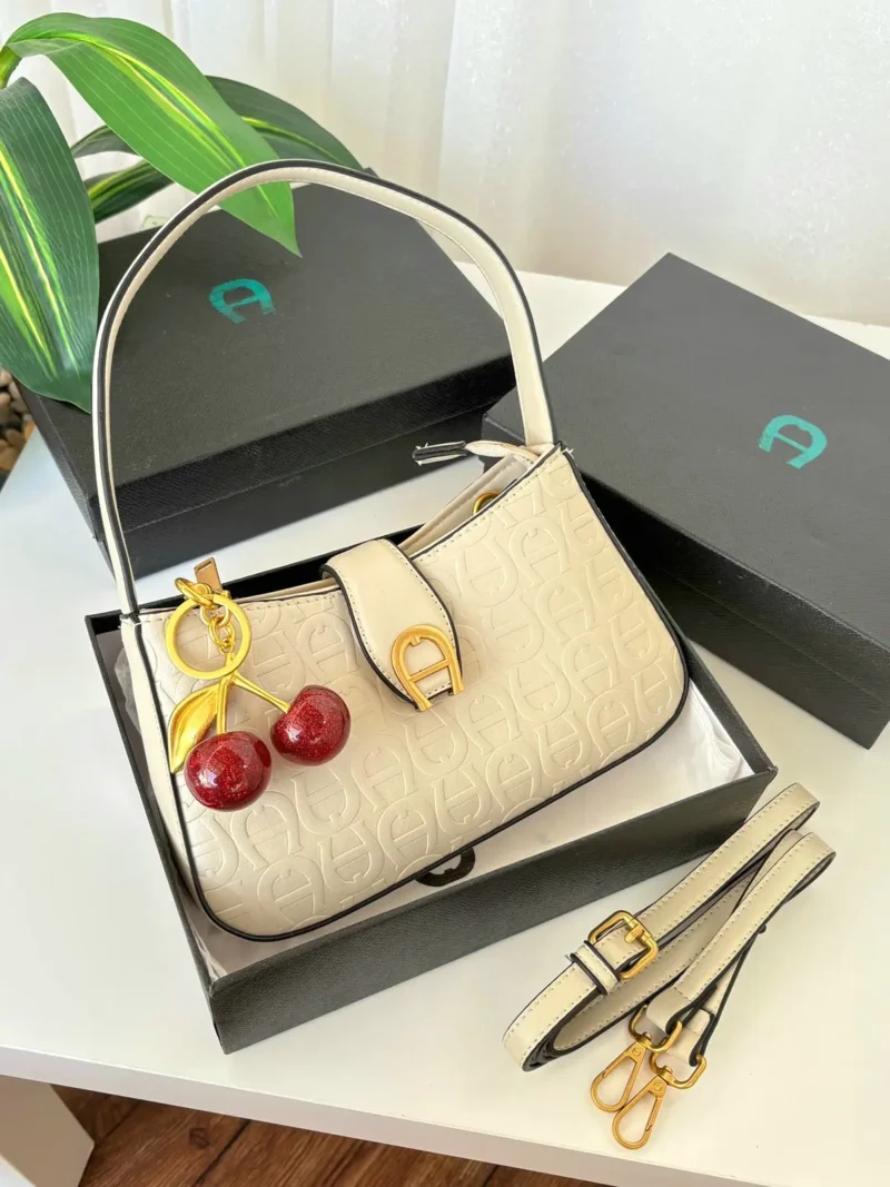 شنطه اقنر بيضاء