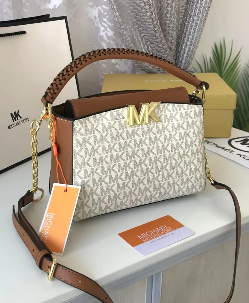 شنطة مايكل كورس وسط بيضاء