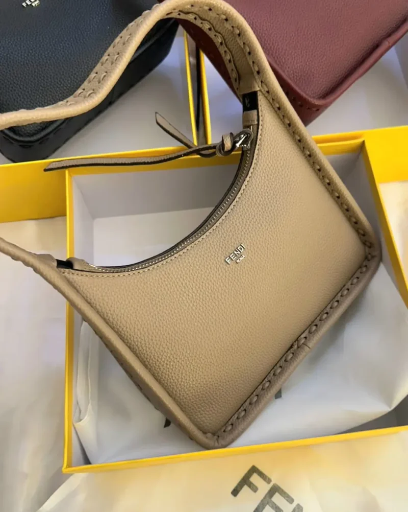 شنطه فندي كتف بيج