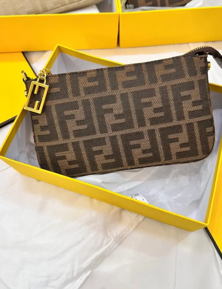 شنطة فندي Baguette كلاتش