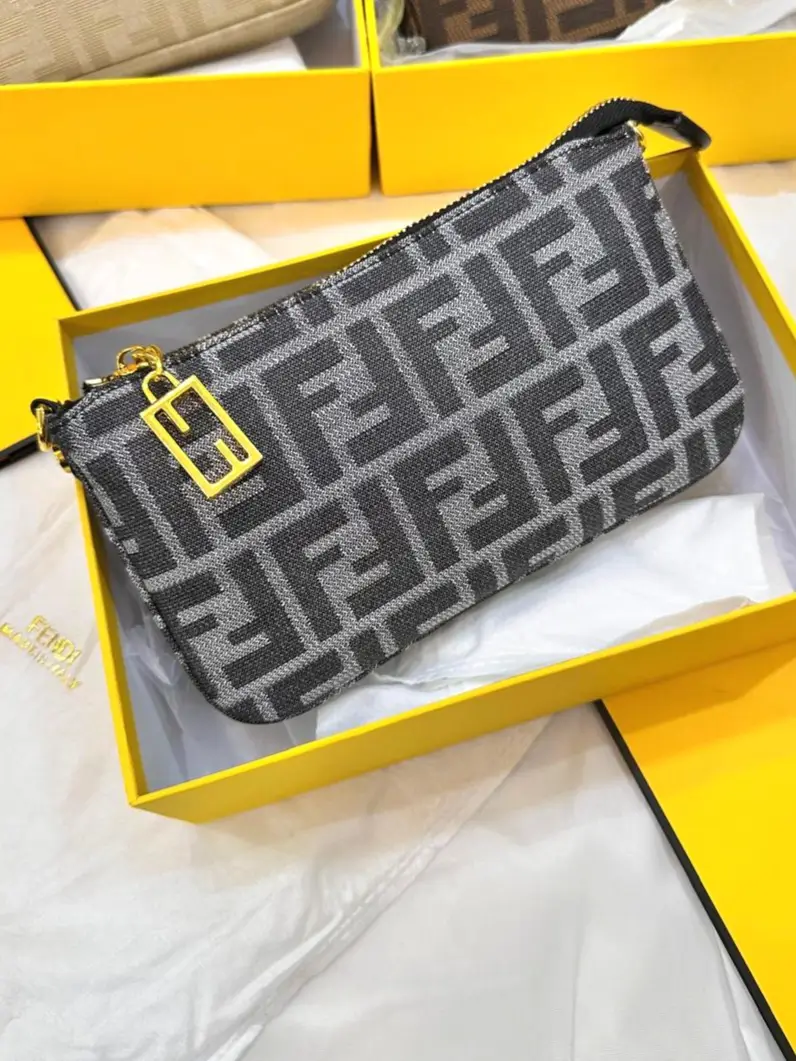 شنطه كلتش فندي