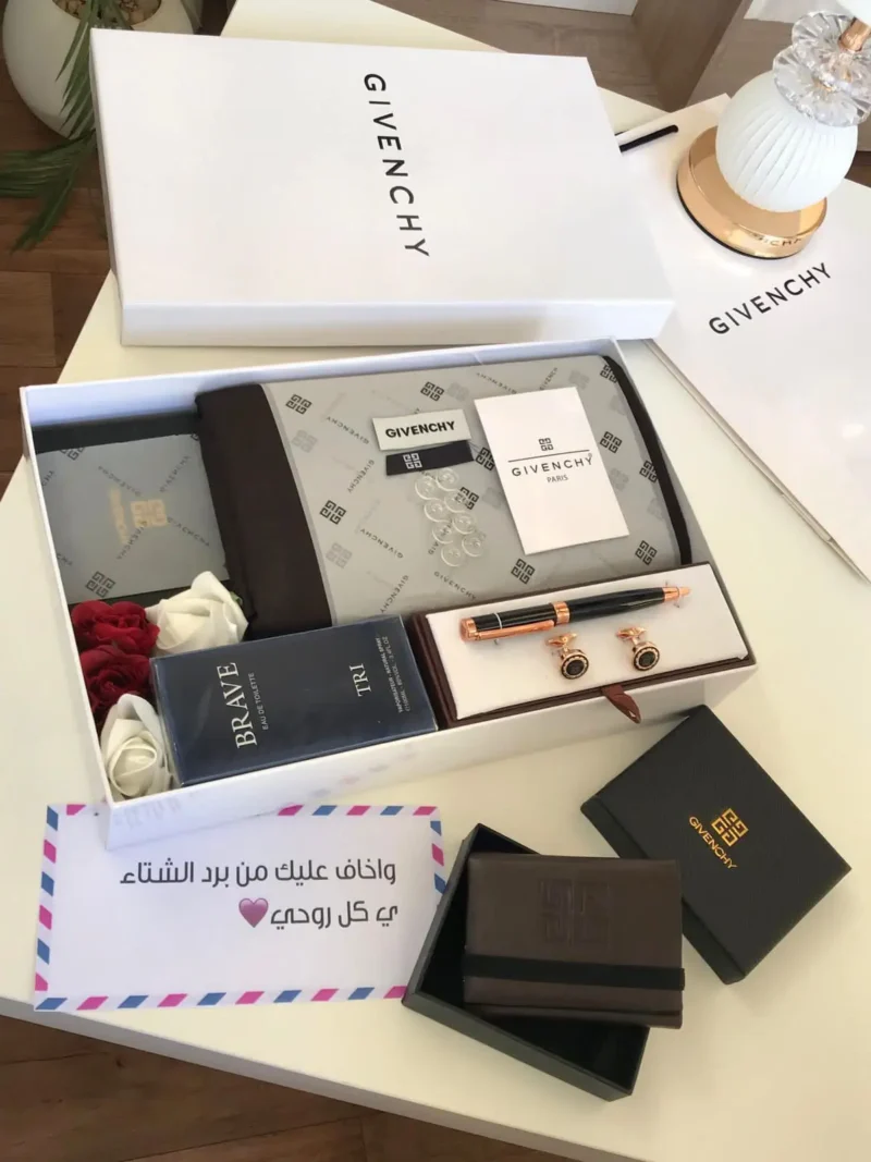 هدية ثوب شتوي مع قلم وكبك