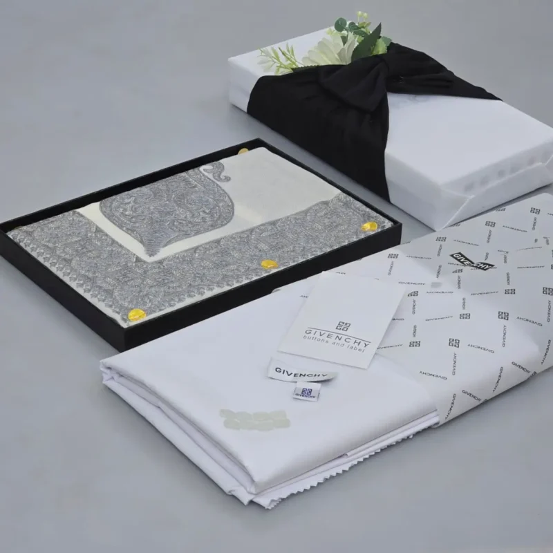 شماغ كشميري وثوب ابيض