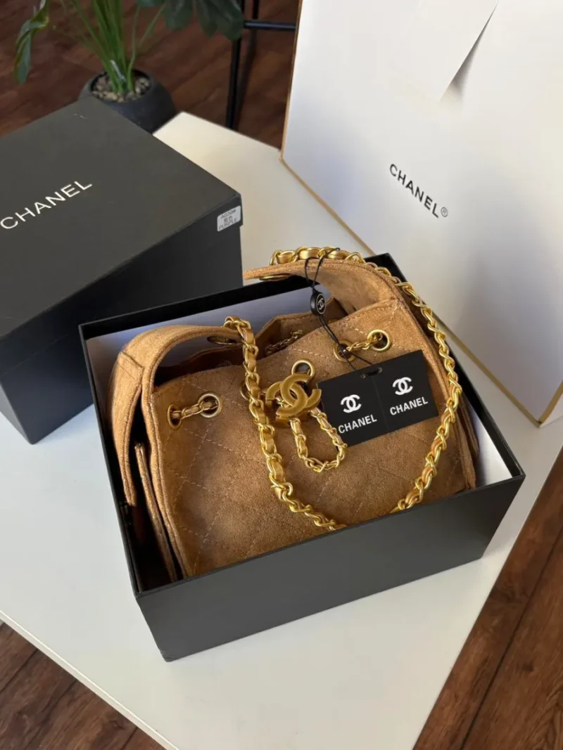 شنطة شانيل مخمل بني