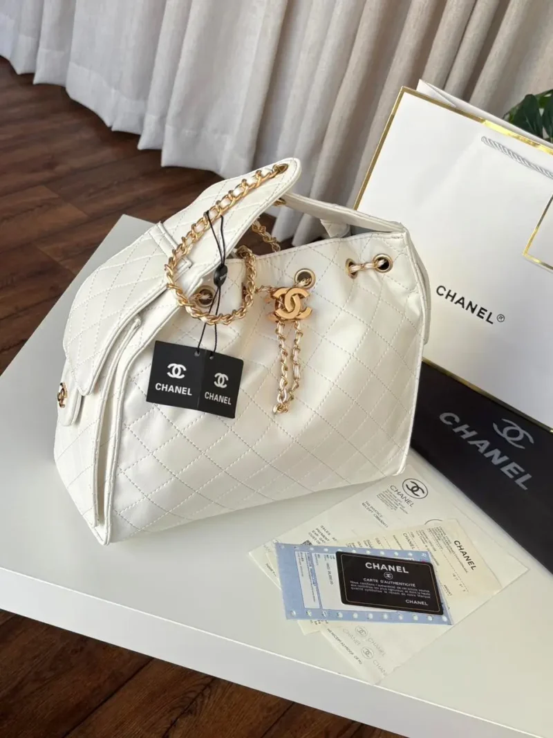 شنطه شانيل هوبو بيضاء