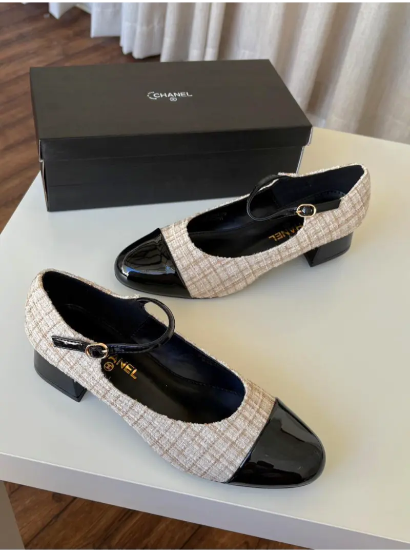 فلات نسائي أنيق