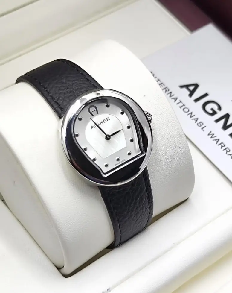 ساعة اقنر جلد نسائية