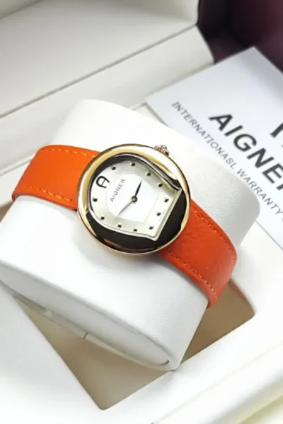 ساعة اقنر جلد نسائيه