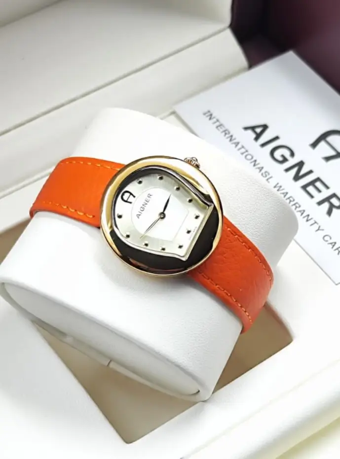 ساعة اقنر جلد نسائيه