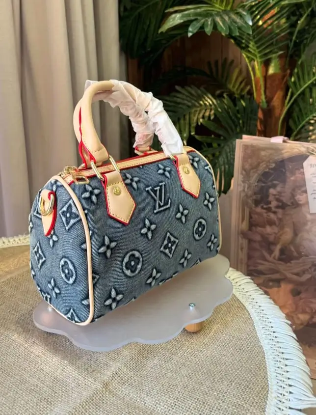 شنطة جينز lv