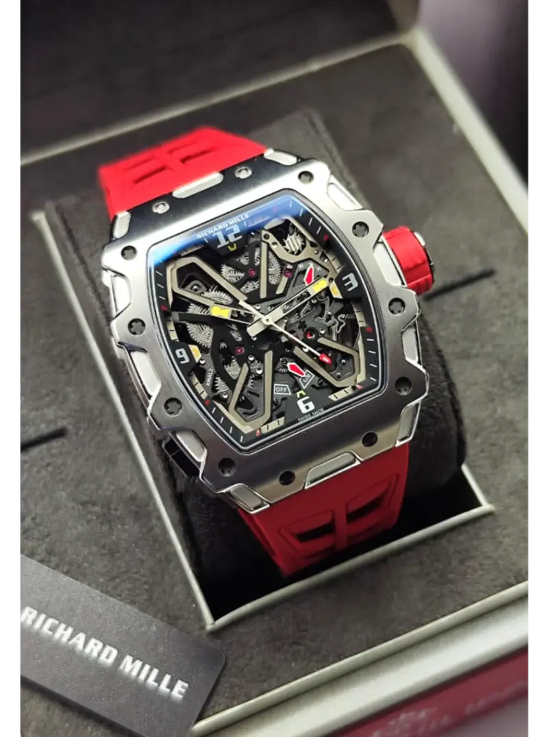 ساعة ريتشارد ميل حمراء