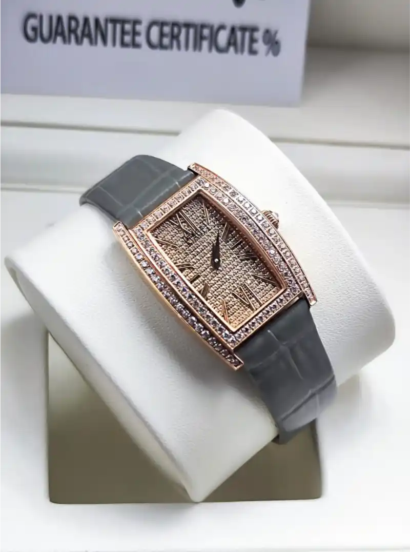 ساعه جلد ناعمه للنساء