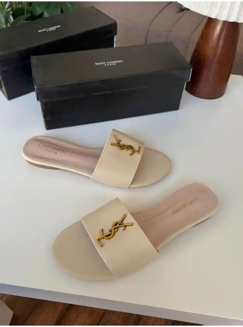 سليبر ابيض نسائي سان لوران