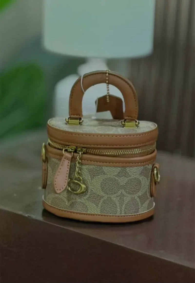 شنطة ماركة coach صغيرة