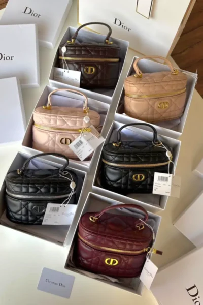 شنط مكياج ديور