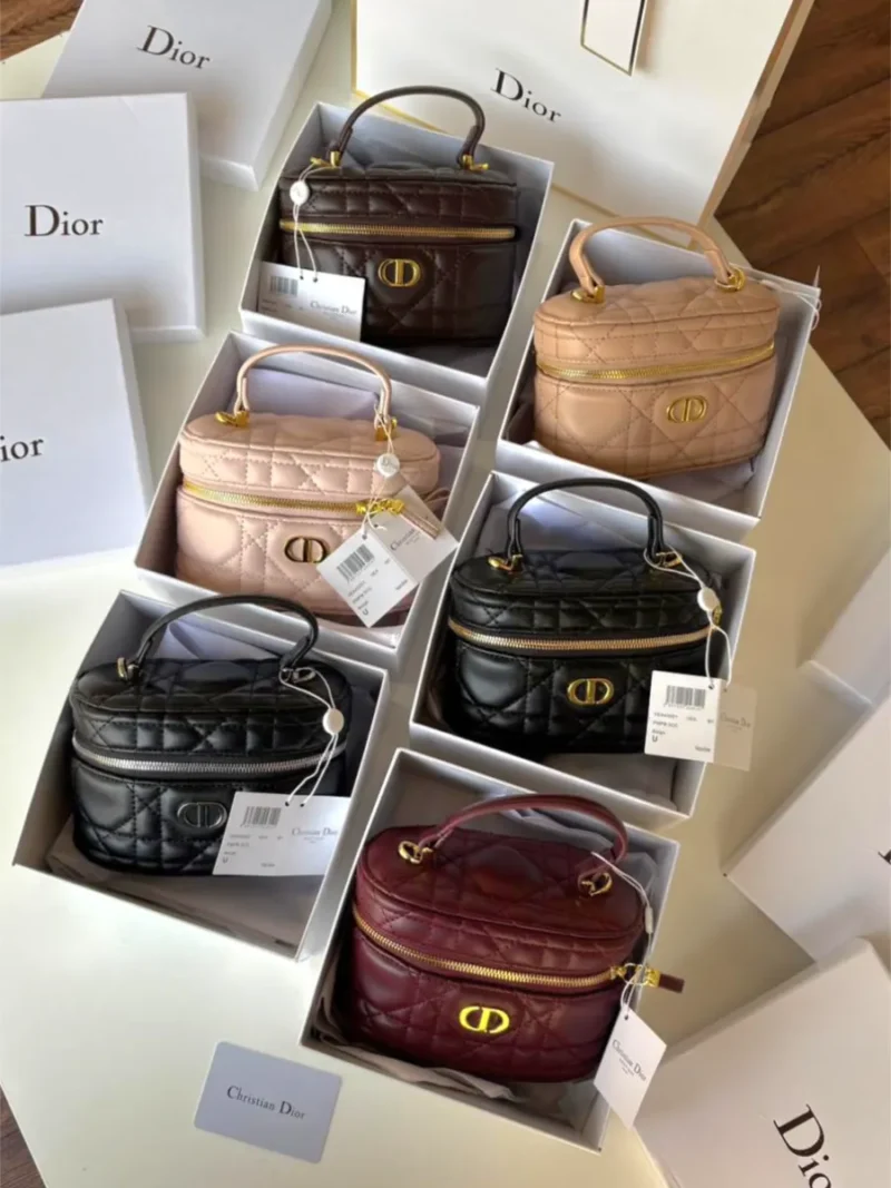 شنط مكياج ديور