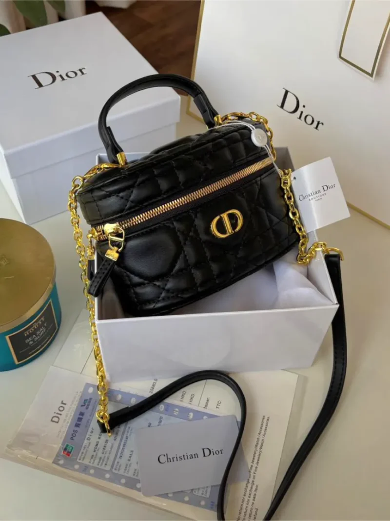 شنطة مكياج ديور