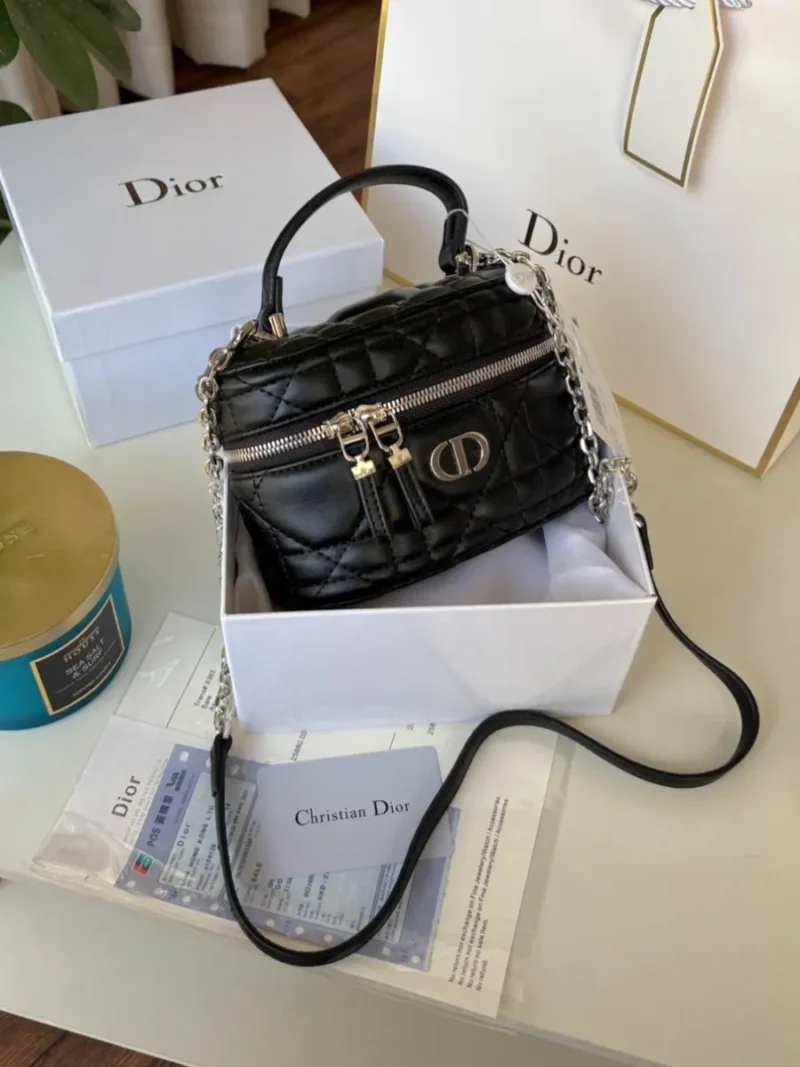 شنطة مكياج فارغة