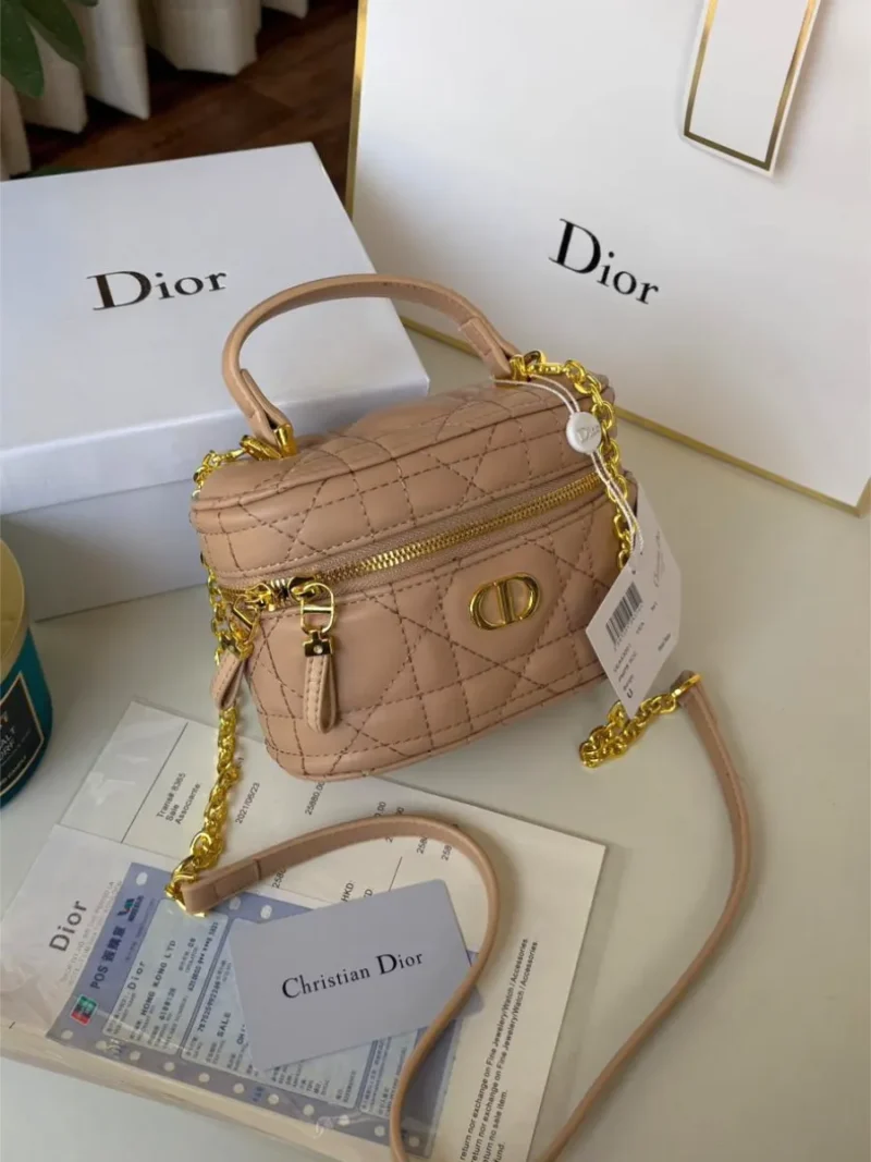 شنطة مكياج ماركة ديور